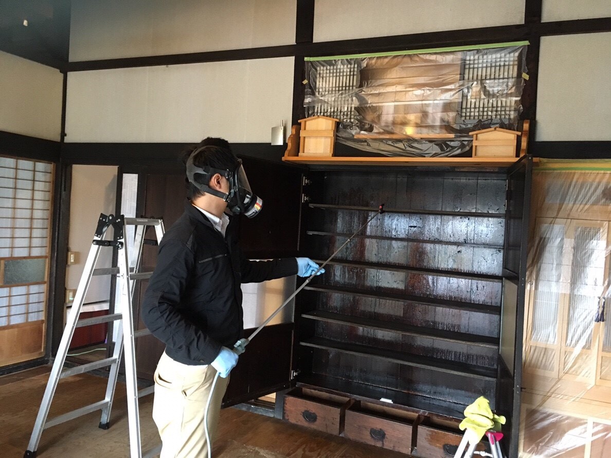 【完全ガイド】家具にカビが生えたら?タンス・ソファの除去&防カビ対策6選|官公庁・上場企業・戸建て対応|【特許取得】カビ取り業者ならハーツクリーン